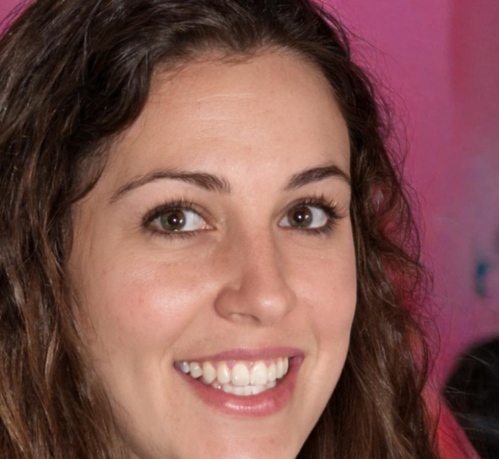 María Elena Rodríguez, estudiante exitosa del programa de finanzas personales